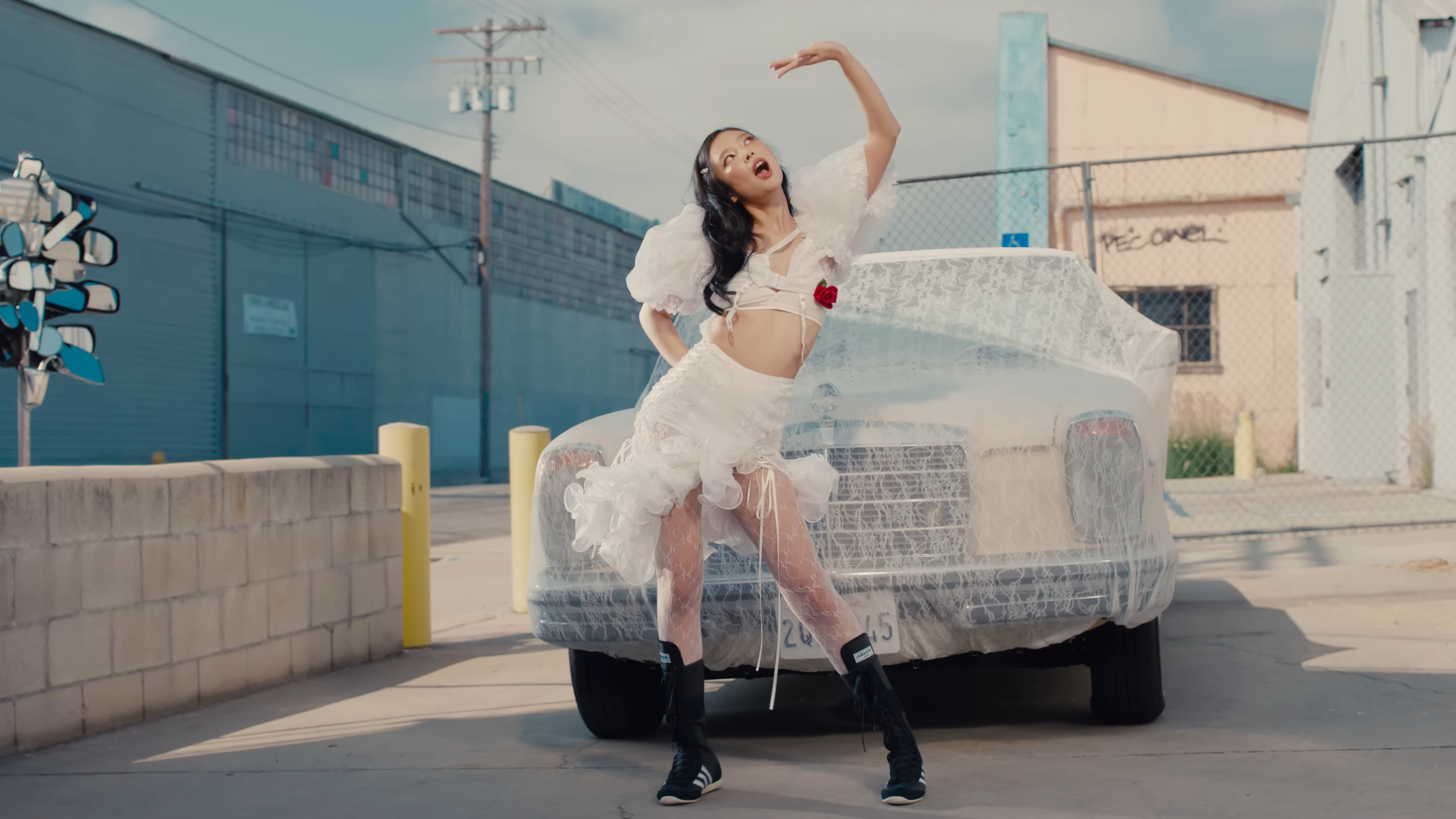 제니의 첫 솔로곡 ‘Mantra’ 뮤직비디오 속 키치 쿠튀르(Kitschy Couture)